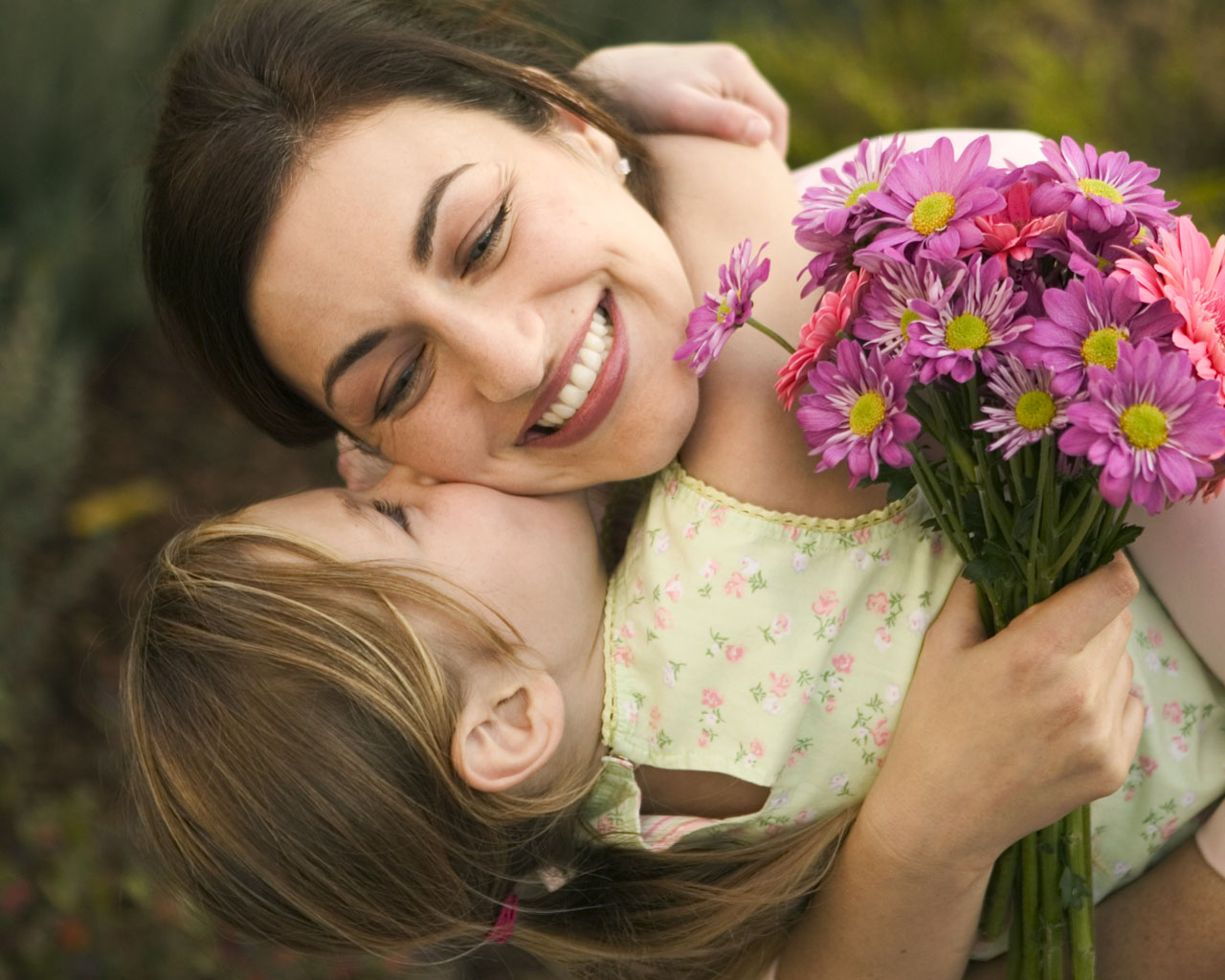 0 0 heart mothersday_shutterstock_167778515 (17)